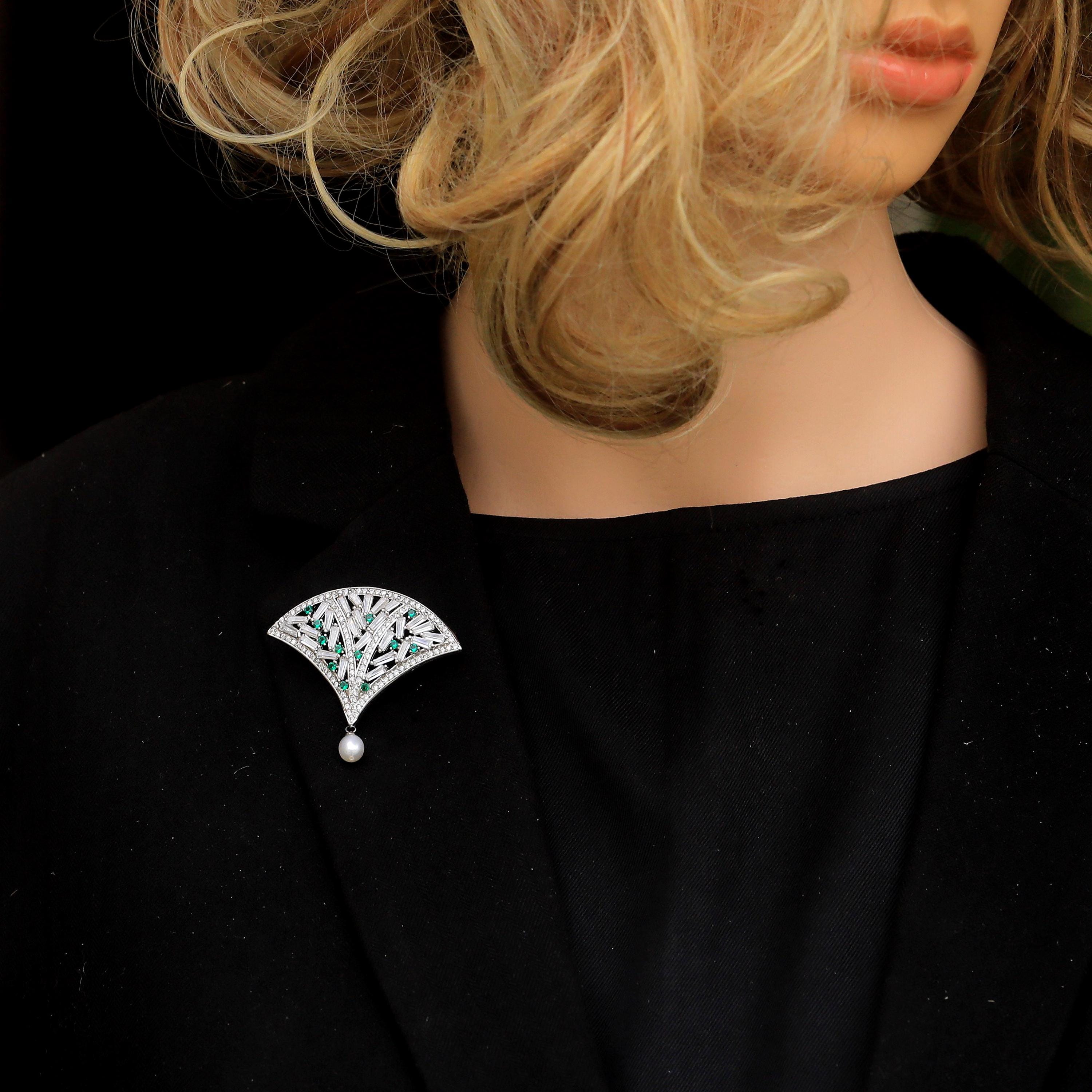 Broche Art Déco Vintage En Métal Argenté - Motif Coquille Et Dentelle Avec CZ Blancs Et Verts