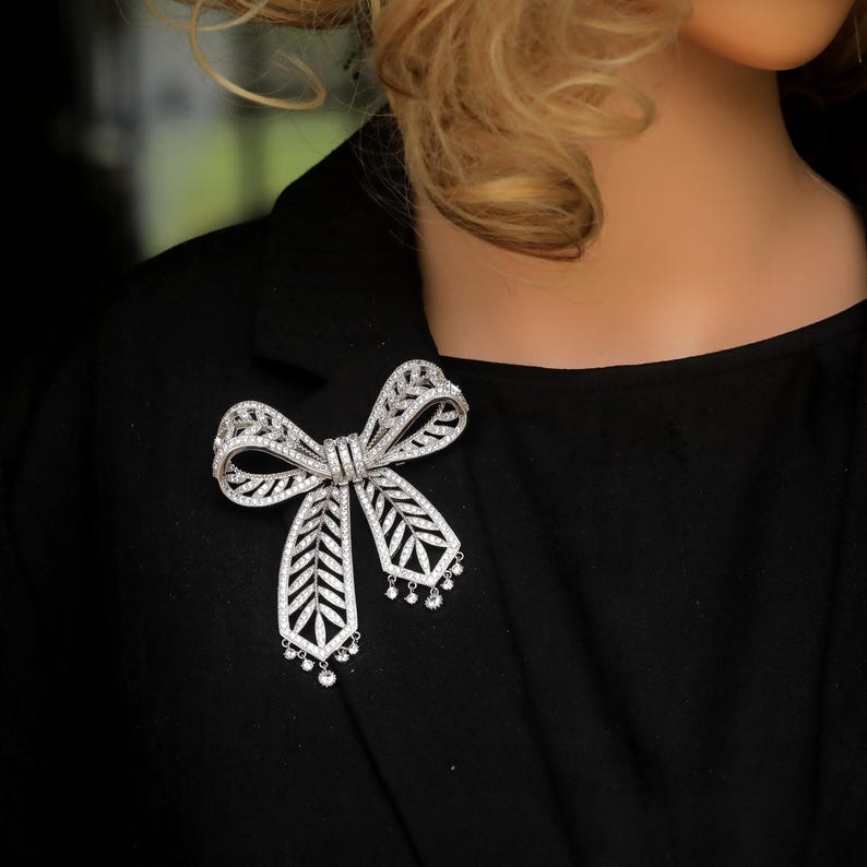 Pendentif broche victorien en or jaune avec saphir, perle de rocaille et papillon En vente sur
