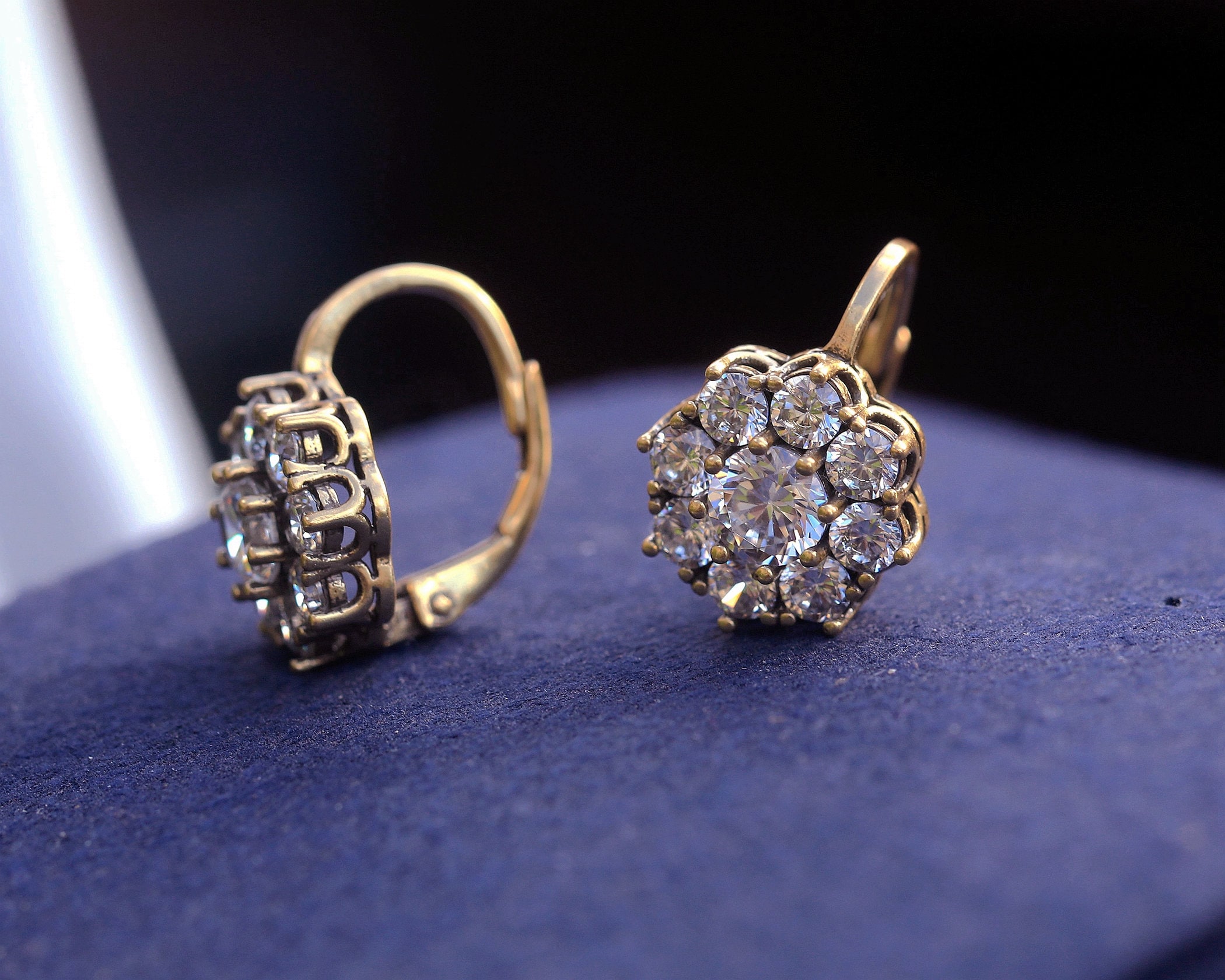 Boucles d'Oreilles Dormeuses Art Déco Argenté Antique Géométrique Serti CZ Baguette Vert Emeraude Mariage Vintage Style 1920s Great Gatsby