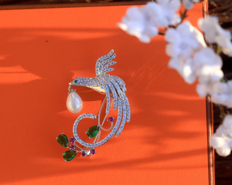Broche Art D\u00e9co Oiseau Phoenix Avec Une Fausse Perle Blanche Cristal CZ Vert Emeraude Dentelle 1920s Vintage Style Mariage Plaqu\u00e9 Or Blanc