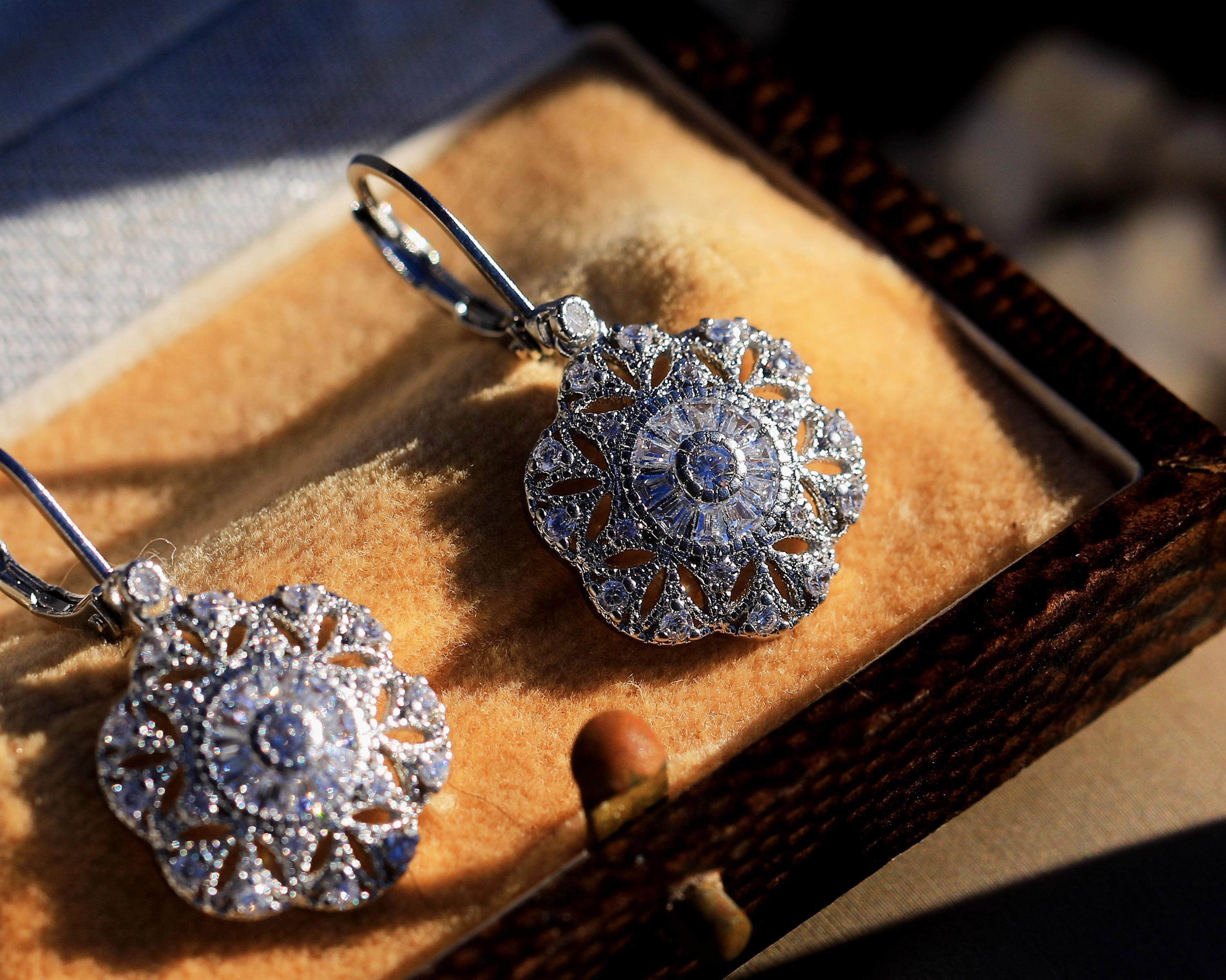 Boucles d'oreille dormeuse acier inoxydable fleur strass femme 0322519 - Grossiste Bijoux