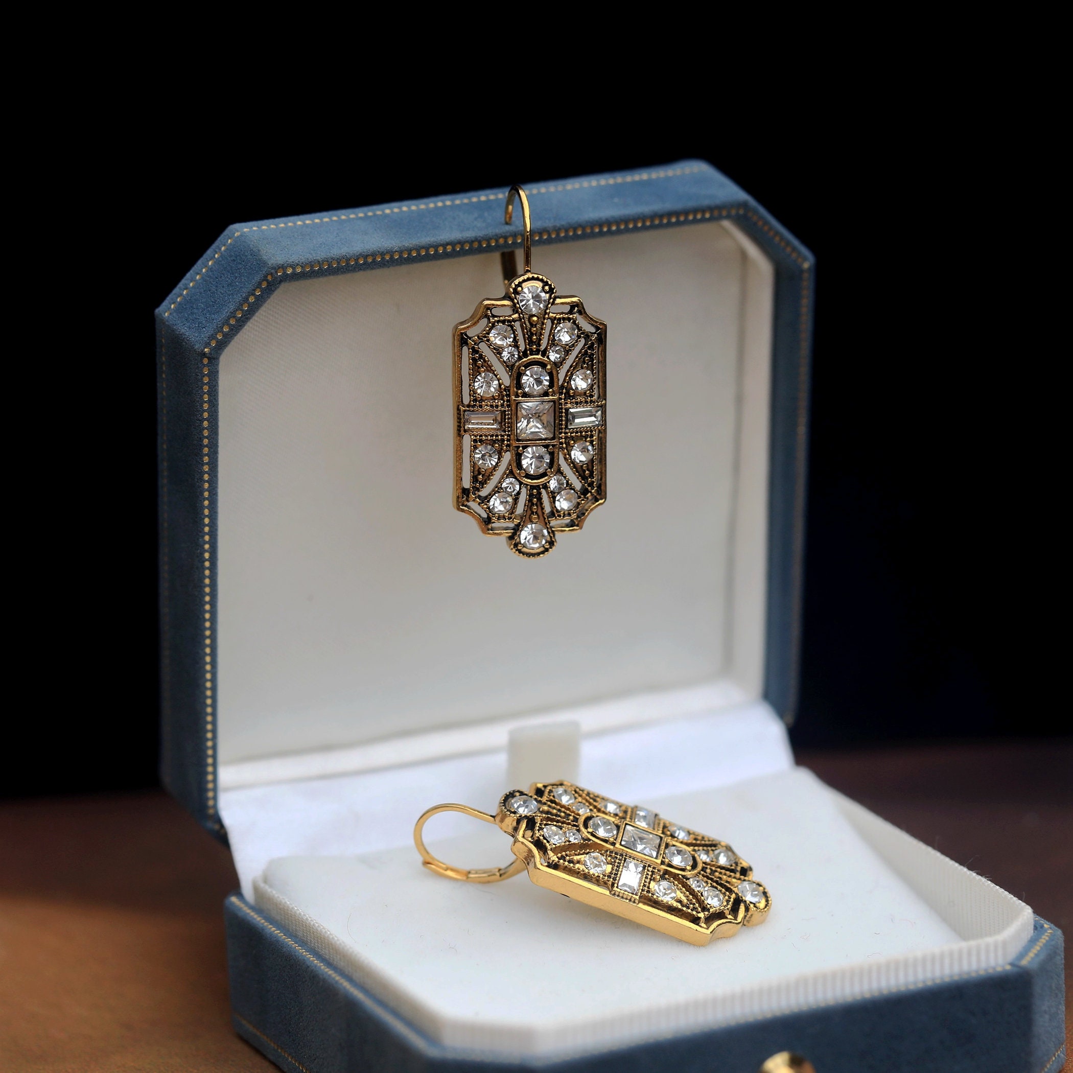 Boucles d'oreille perle en bois jaune vernis brillant montée sur une