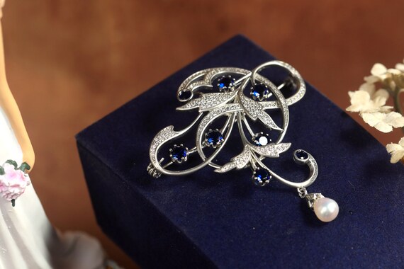 Collier Pendentif/broche Style Belle Epoque - Serti CZ Bleu Sur Rhodié, Neuf Sans Emballage