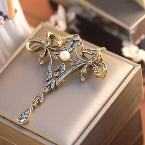 Superbe Broche & Collier Doré Gros Pendentif Dentelle Belle Époque Serti CZ Blanc Vraie Perle Blanche Edwardien Vintage Style 1890-tal Mariage bild 8