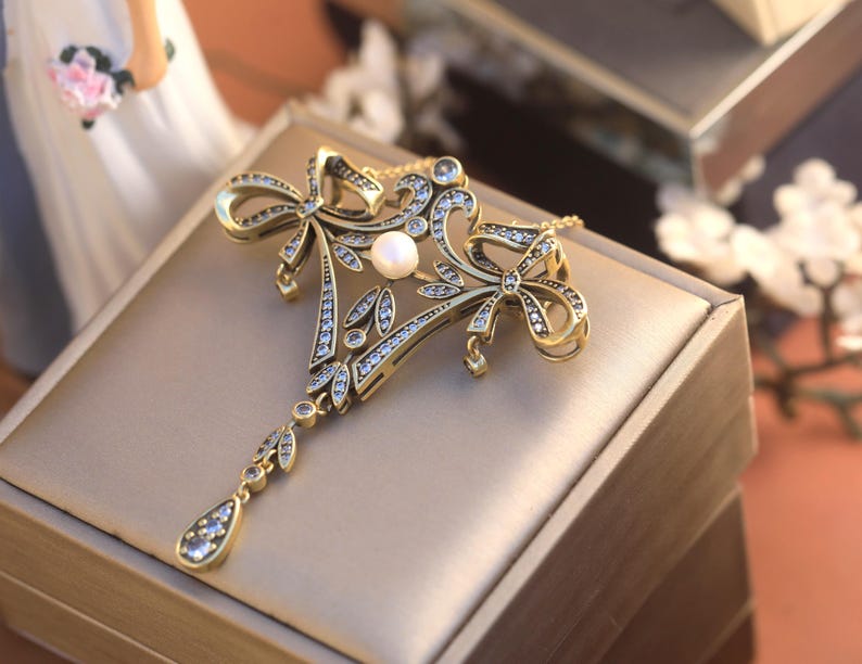 Superbe Broche & Collier Doré Gros Pendentif Dentelle Belle Époque Serti CZ Blanc Vraie Perle Blanche Edwardien Vintage Style 1890-tal Mariage bild 8