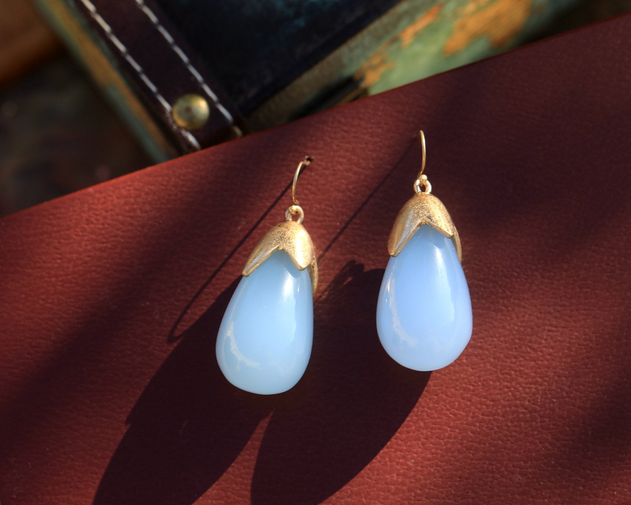 Boucles D'oreilles Vintage Art Déco - Doré Et Lapis Bleu - Forme Demi-cercle Crochet - Bijou Ancien élégant