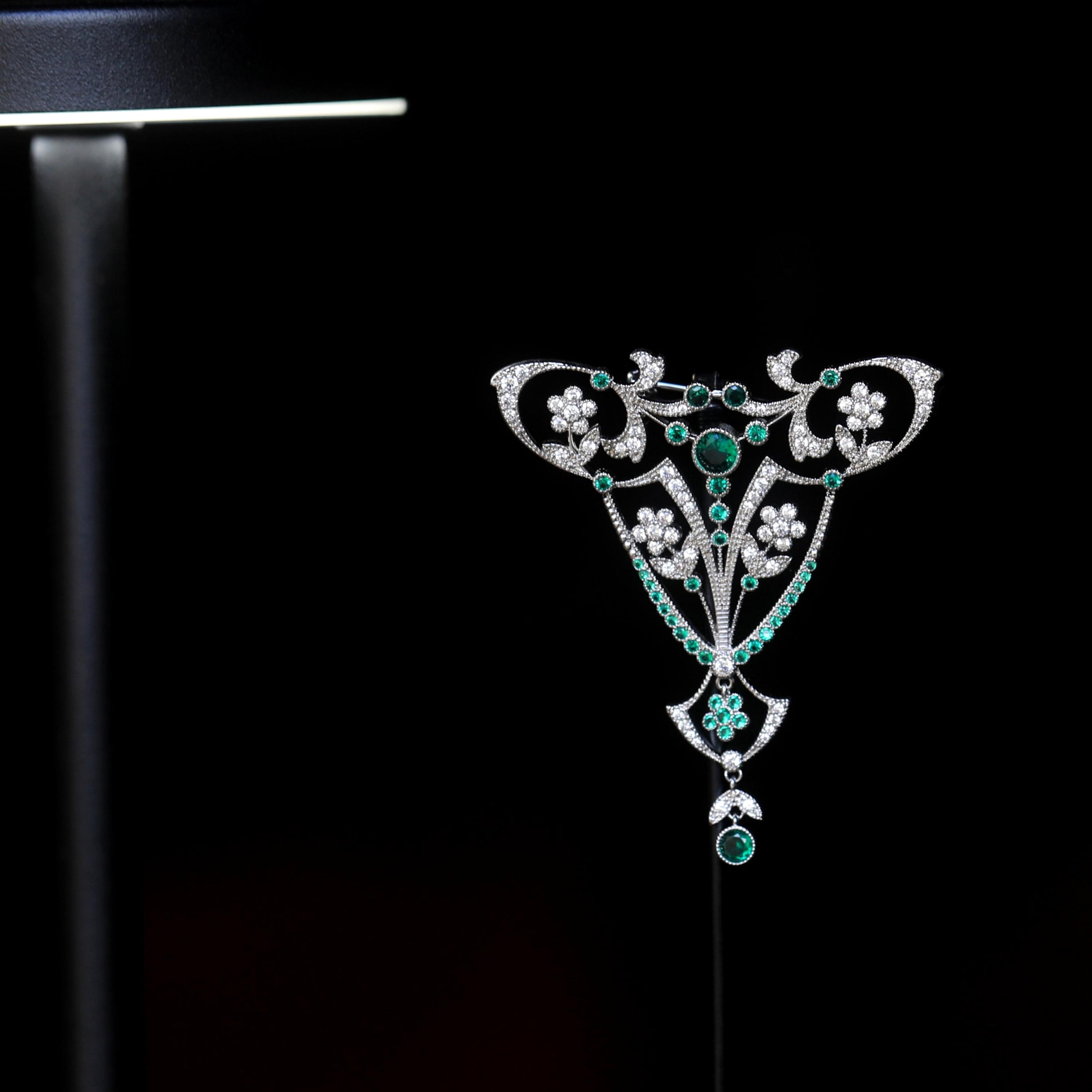 Broche Argentée Style Belle Époque - Motif Dentelle Et Nœud Papillon Avec Strass Blanc - Création Récente Vintage
