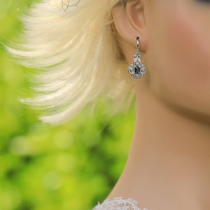 Boucle d'Oreille Hypoallergenisk Virkad Argent Massif 925 Argenté CZ Belle Epoque Petite Goute Blommor Trèfle Bleu Marine Mariage bild 5