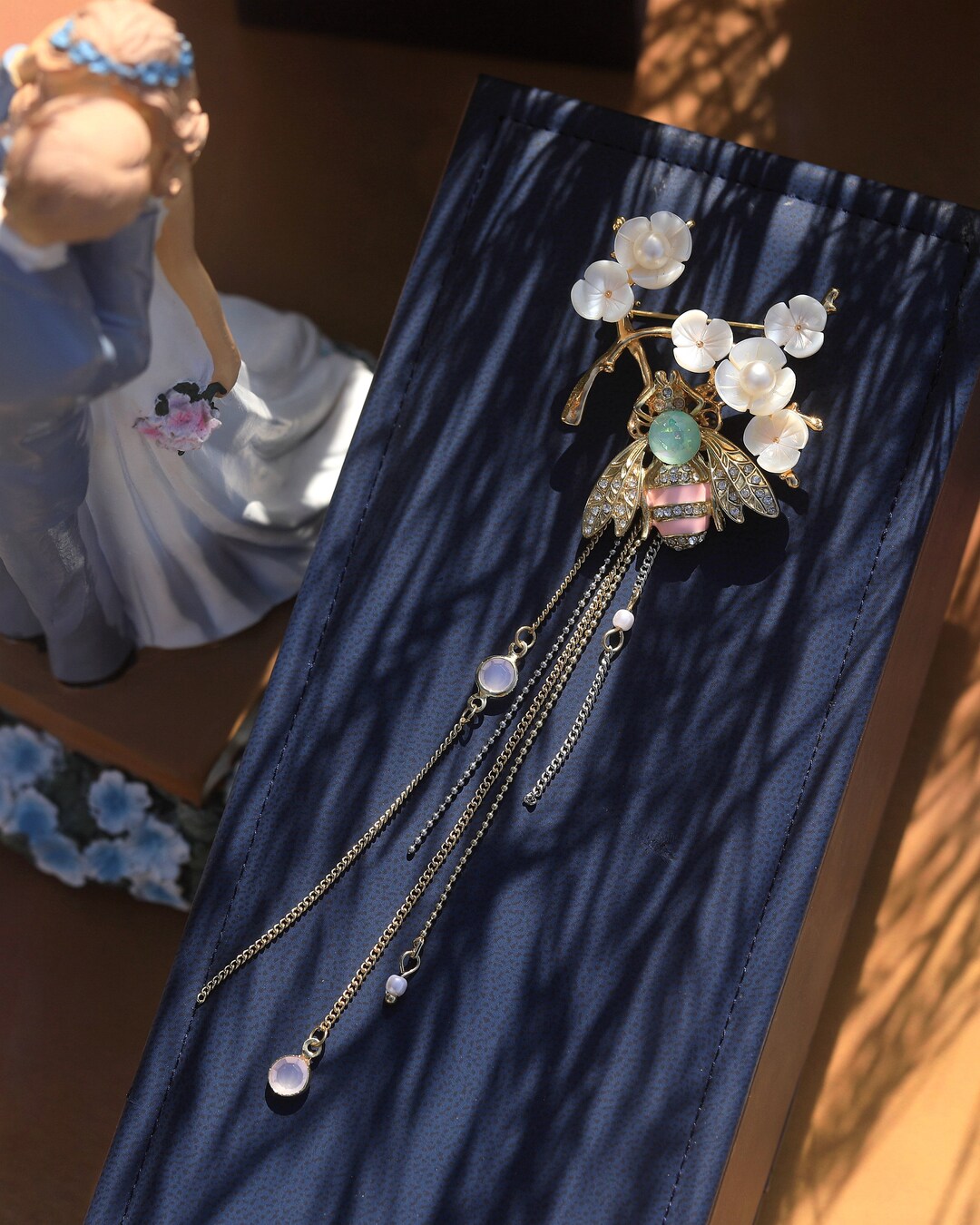 Broche Art Nouveau Dorée - Branche De Fleur Avec Nacre Et Perle Blanche, Modèle XZ18, Neuf Sans Emballage