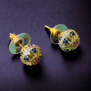 Boucles d'oreilles Belle Epoque Clous Puces Doré Perle en Laiton Serti CZ Multicolore Arc-en-Ciel Bleu Rouge Mariage Styl vintage