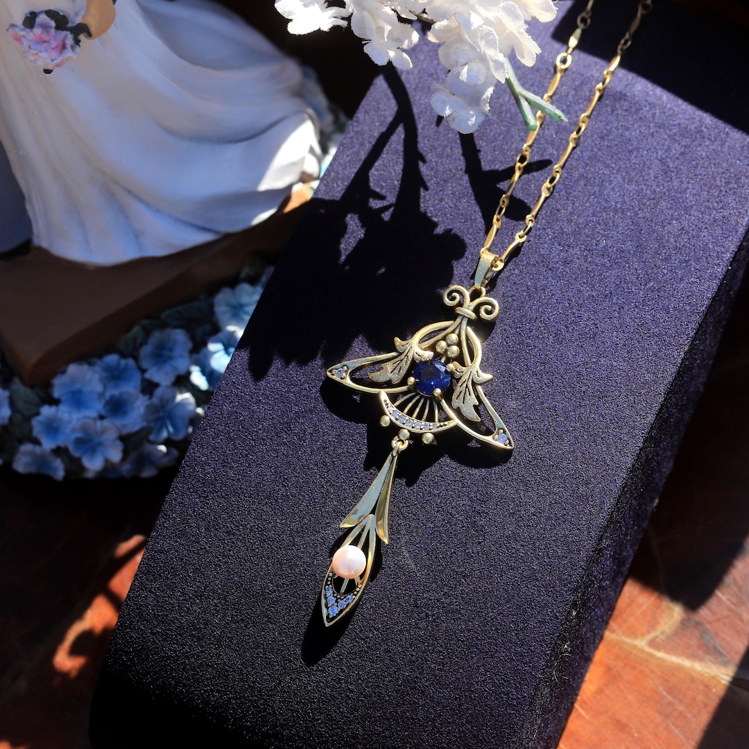 Collier Pendentif Doré Vieilli Avec Agate Rose En Forme De Goutte - Style Art Nouveau - Neuf