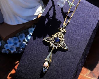 Superbe Collier Pendentif Doré Antique Mat Art Nouveau Branche Feuille CZ Bleu Saphir Vert Violet Vraie Perle Blanc Vintage Style Plaqué Or