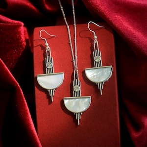 Boucles d'oreille Art Deco Crochet Clip on Rectangle Demi Cercle Serti CZ Blanc Chandelier Nacre Blanche Vintage Style Légères Plaqué Or image 17