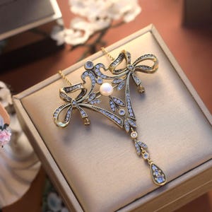 Superbe Broche & Collier Doré Gros Pendentif Dentelle Belle Époque Serti CZ Blanc Vraie Perle Blanche Edwardien Vintage Style 1890-tal Mariage bild 2