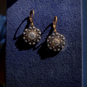 Boucles d&#39;oreilles Belle Epoque Petit Dormeuses Rond Floral Serti CZ Blanc Style vintage discret des années 1920 Mariage Plaqué Or Vieilli Légère