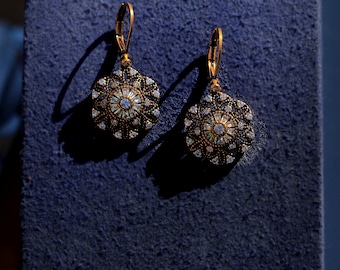 Boucles d'oreilles Belle Epoque Petit Dormeuses Rond Floral Serti CZ Blanc Discret Vintage Style 1920s Mariage Plaqué Or Vieilli Légère
