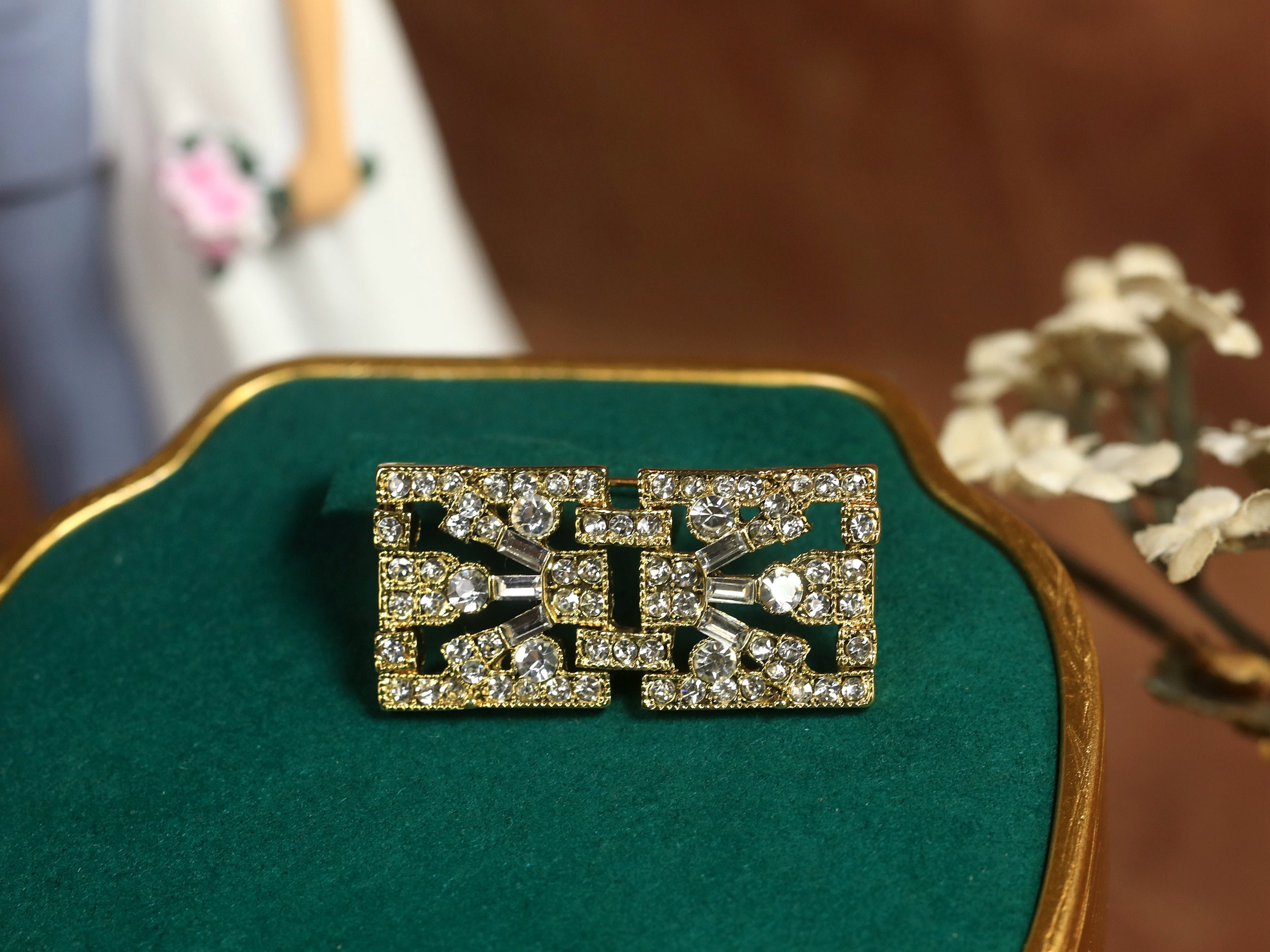 Broche Art Déco en or blanc 18 carats sertie de perles et de diamants