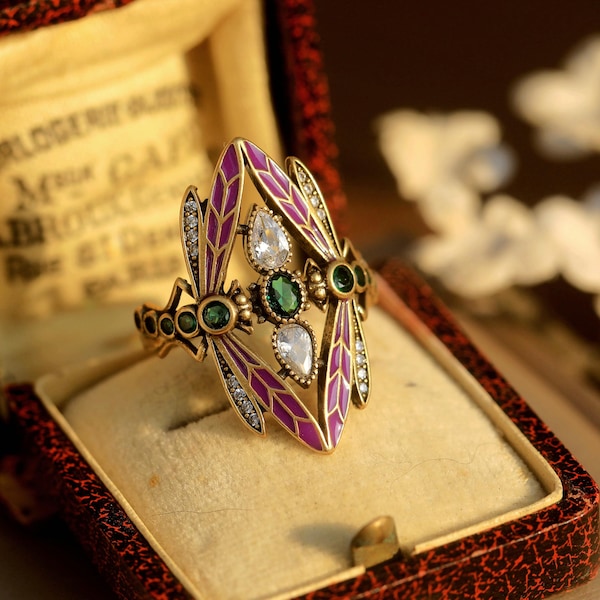 Superbe Bague Réglable Art Nouveau Doré Antique Insecte Libellule Serti CZ Vert Emeraude Email Violet Vintage Style 1900s Mariage