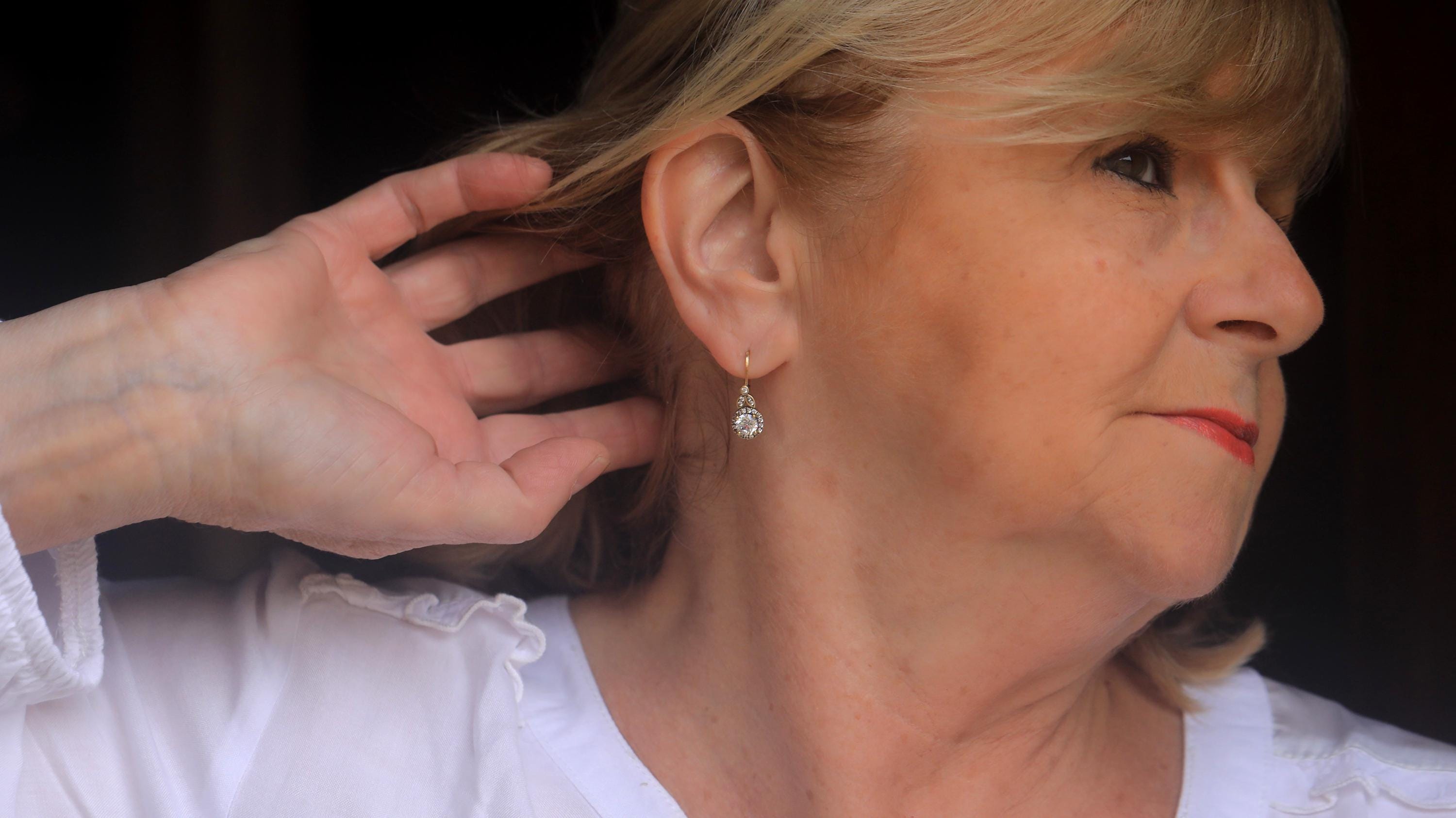 Boucles D’oreilles Dormeuses Argentées – Petit Motif Rond Floral Avec Strass Bleus, Ultra Légères