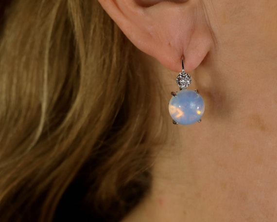 Boucles D'oreilles Dormeuses Rondes Dorées Avec CZ Et Perle De Labradorite Grise - SB7