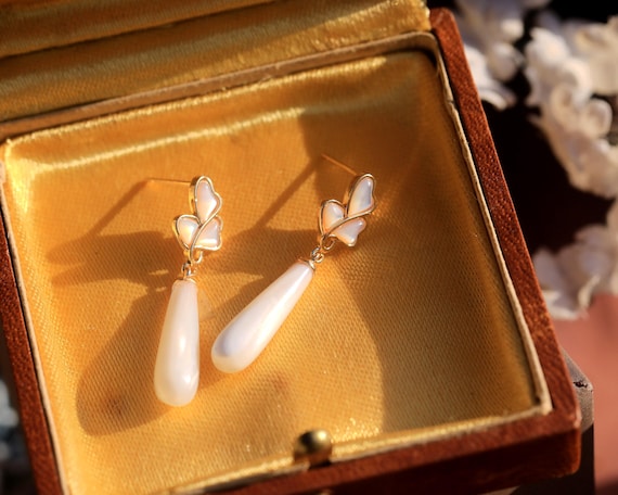 Superbe Boucles d'Oreilles Art Déco Clous Floral Lys Goutte Nacre Blanche Elegant  Fin Mariage Vintage Style Plaqué 14K