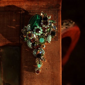 Superbe Broche Grosse Art Nouveau Une Branche de Fleur Arc-en-Ciel Vert Marron Pierre de Lune Malachite Ovale vintage Style Malachite