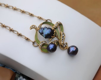 Superbe Collier Pendentif Art Nouveau Branche de Fleur Feuille Email Vert Perle Culture Baroque Noir Mariage Vintage Style Plaqué Or