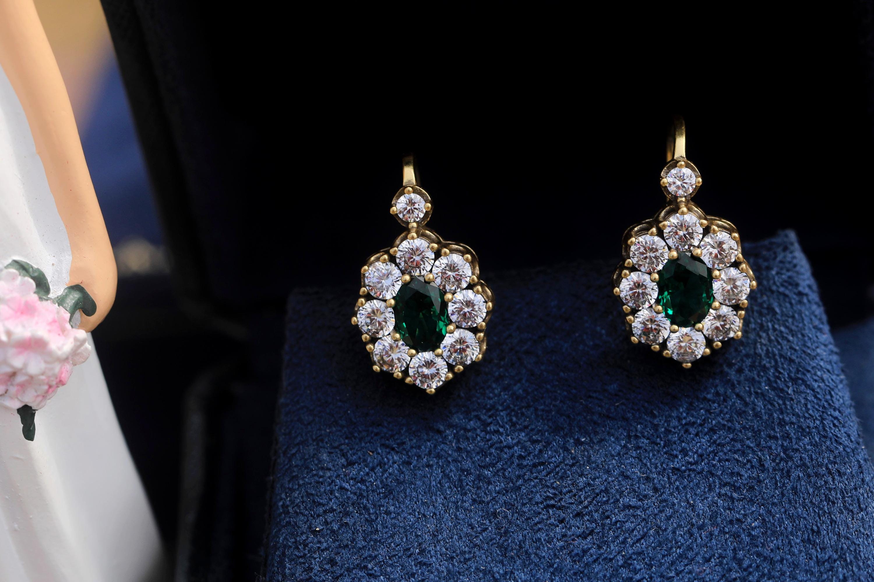 Boucles D'oreilles Pendantes Style Belle Époque Doré Mat - Serti CZ Vert - Neuf Sans Emballage