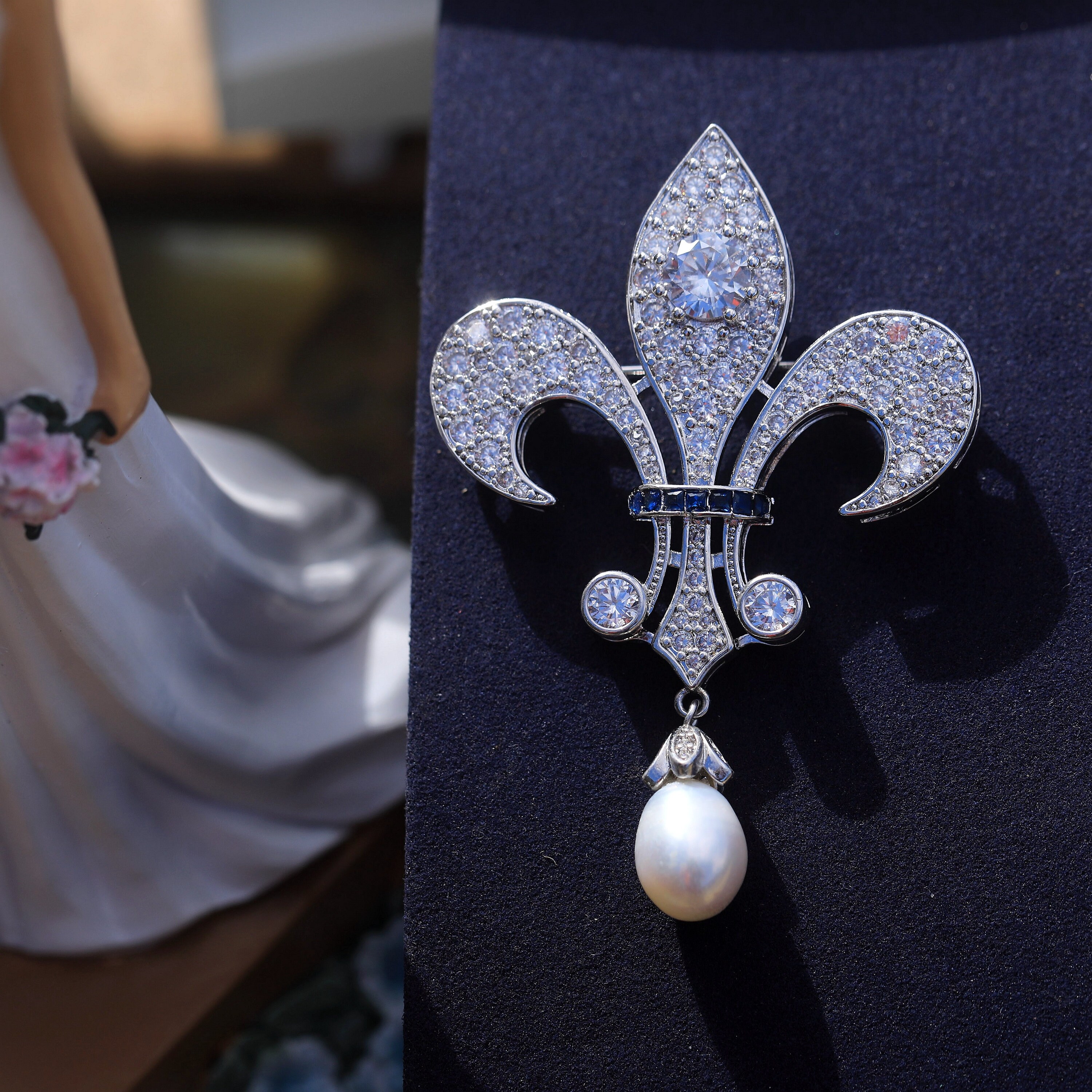 Broche Belle Époque Dentelle Florale Lys Avec CZ Bleu Et Perle - Neuf Sans Emballage