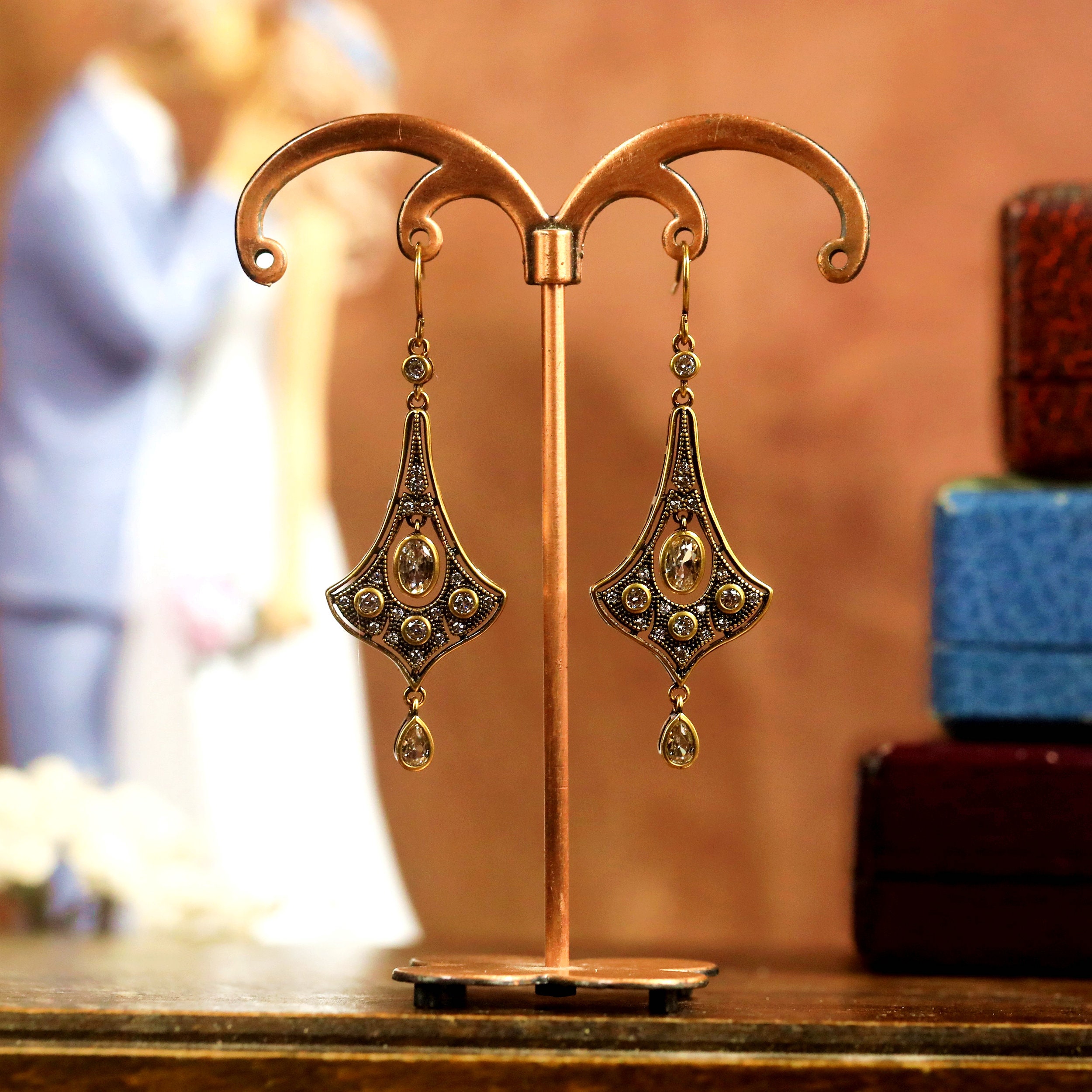 Boucles D'oreilles Pendantes Style Belle Epoque - Argenté Avec CZ Bleu - Laiton - Neuf Sans Emballage