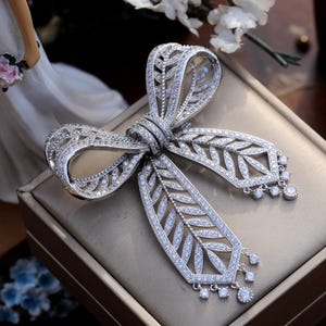 Broche Argentée Style Belle Époque – Nœud Papillon Dentelle Avec Cristaux Blancs