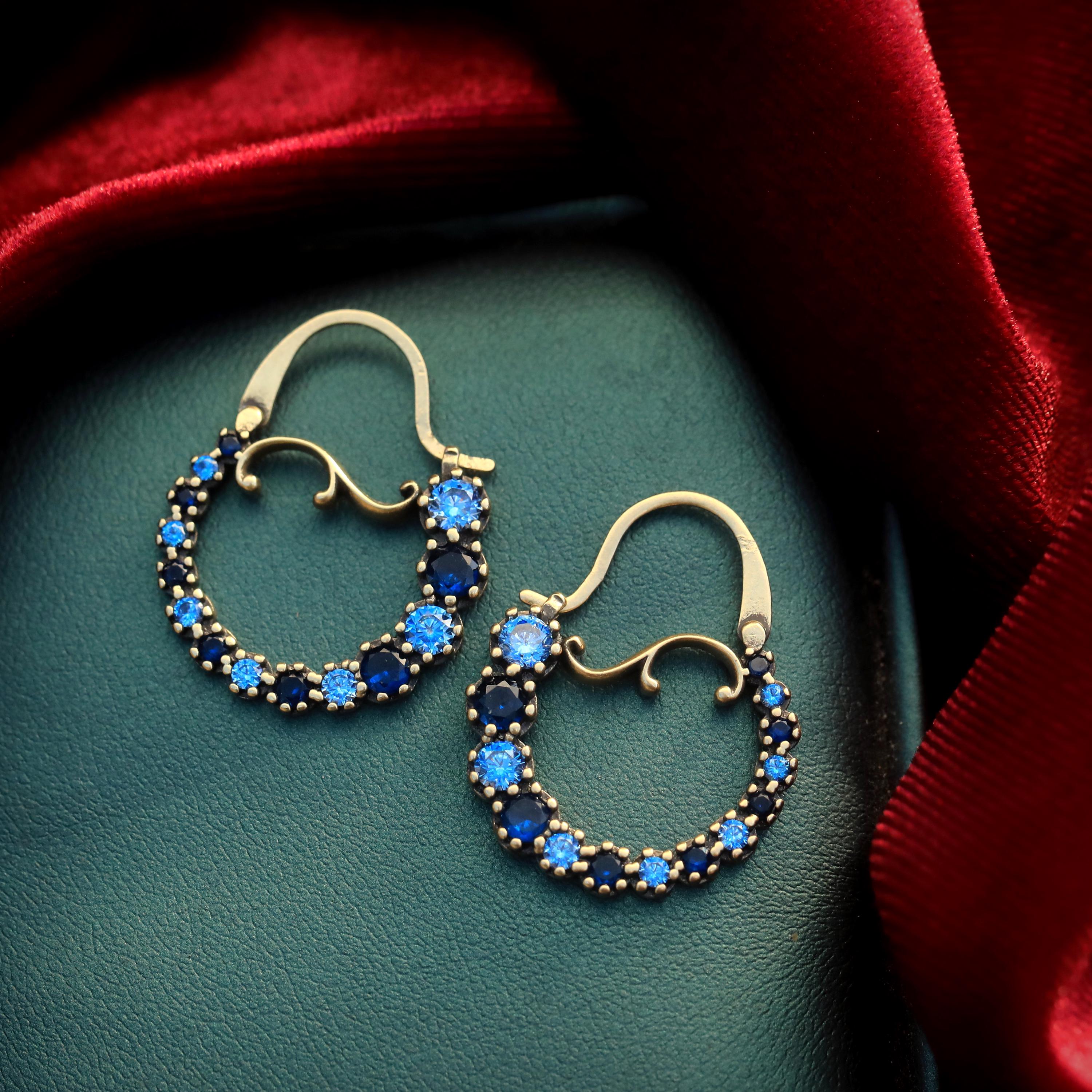 Boucles D'oreilles Art Nouveau Doré Mat - Motif Feuille Avec Sertissage CZ Bleu - Style Crochet