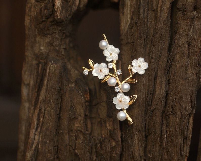 Broche Vintage Fleur Relief Avec Perle Blanche - Couleur Or - Bon état