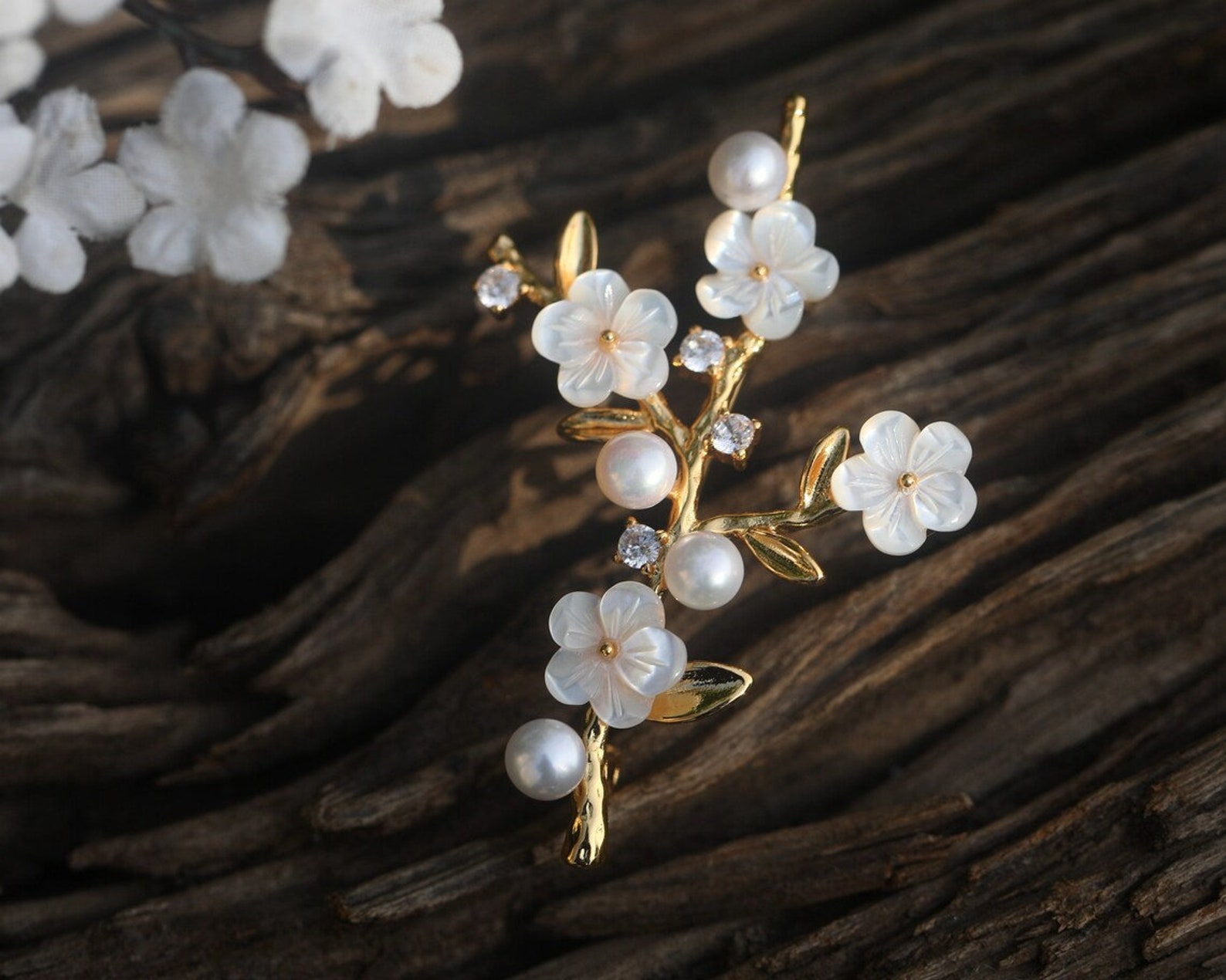 Broche Dorée Belle Époque - Oiseau Sculpté Sur Branche Avec Perle De Nacre - Neuf Sans Emballage