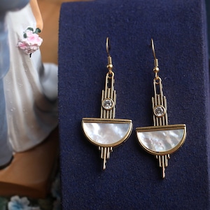 Boucles d'oreille Art Deco Crochet Clip on Rectangle Demi Cercle Serti CZ Blanc Chandelier Nacre Blanche Vintage Style Légères Plaqué Or image 9