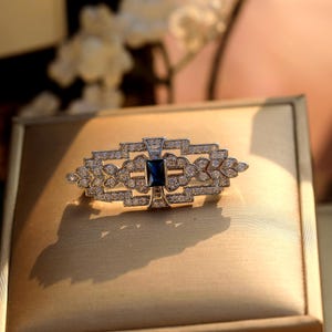 Petite Broche Belle Epoque Argenté Géométrique Laurier Serti CZ Bleu Vert Blanc Saphir 1920s Vintage Style Mariage Plaqué Rhodium