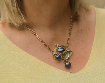 Collier Vintage Art Nouveau - Pendentif Feuille Verte Avec Perle Baroque Noire - Style QD12 - Neuf