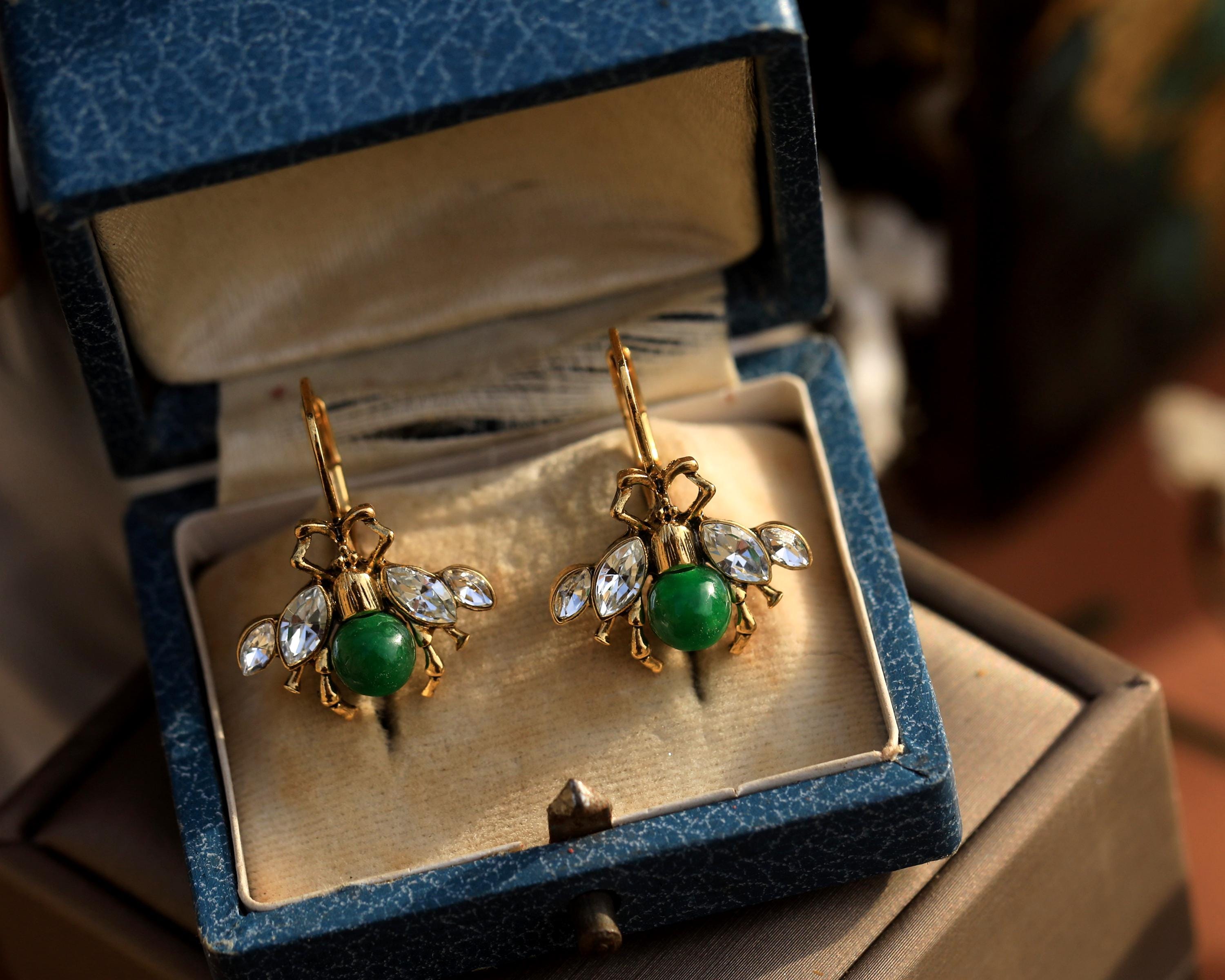Boucles D'oreilles Clip Doré - Motif Abeille Avec Perle De Jade Vert - Modèle QD4 (Neuf)