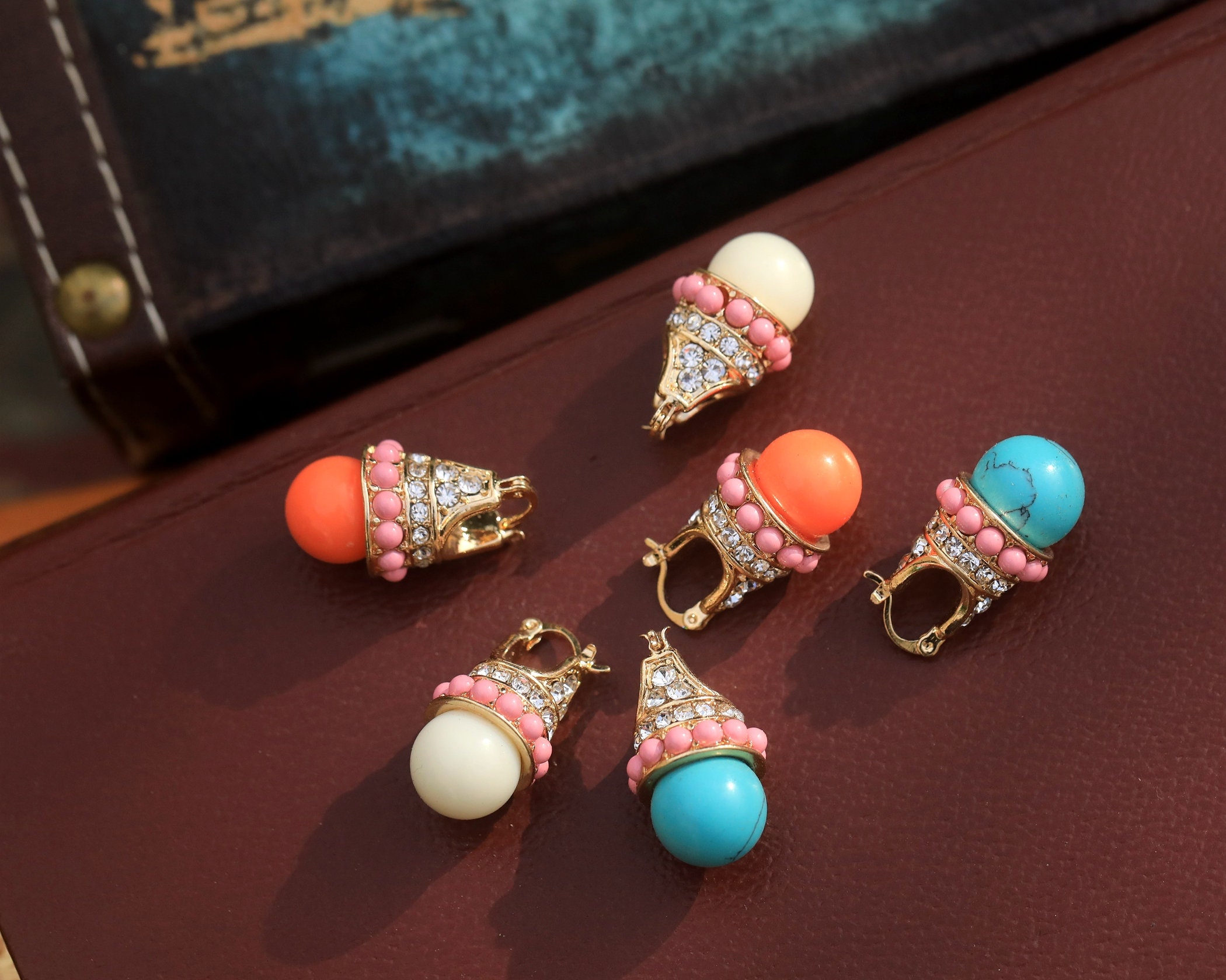 Boucles d'oreilles dormeuses CIRCUS Or - Perles blanches & turquoise