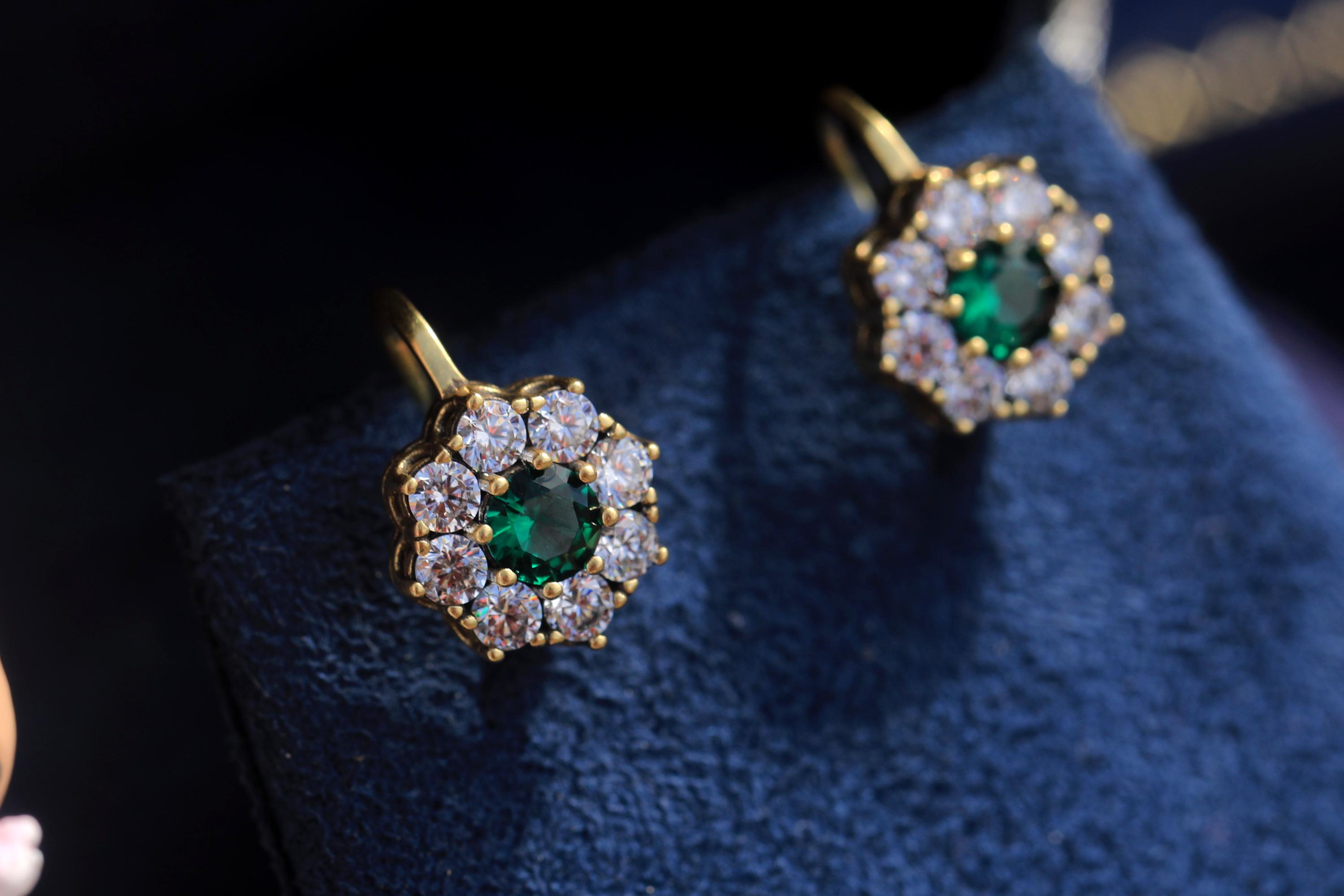 Boucles D'oreilles Dormeuses Doré Fleur Serti CZ Blanc - Style Classique - Neuf Sans Emballage