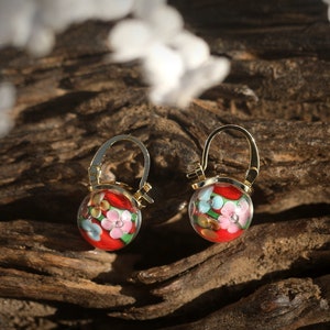 Boucles D'oreilles Dormeuses Dorées Avec Perle Verre 16mm Style Murano Floral Rouge