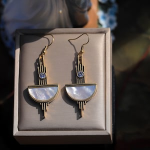 Boucles d'oreille Art Deco Crochet Clip on Rectangle Demi Cercle Serti CZ Blanc Chandelier Nacre Blanche Vintage Style Légères Plaqué Or image 3
