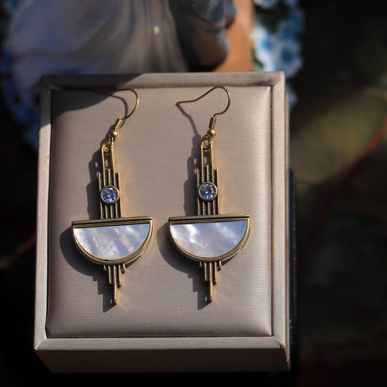 Boucles d'oreille Art Deco Crochet Clip on Rectangle Demi Cercle Serti CZ Blanc Chandelier Nacre Blanche Vintage Style Légères Plaqué Or image 3