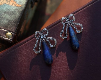 Boucles d'oreilles Art Déco Clous Argenté Gros Nœud Papillon Edwardian Great Gatsby Strass Goutte Lapis Lazuli Bleu Vintage Style Mariage