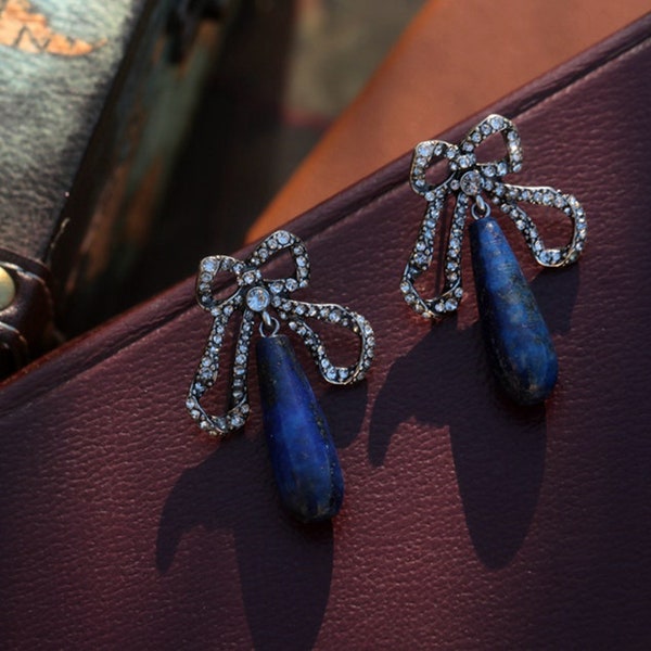 Boucles d'oreilles Art Déco Clous Argenté Gros Nœud Papillon Edwardian Great Gatsby Strass Goutte Lapis Lazuli Bleu Vintage Style Mariage