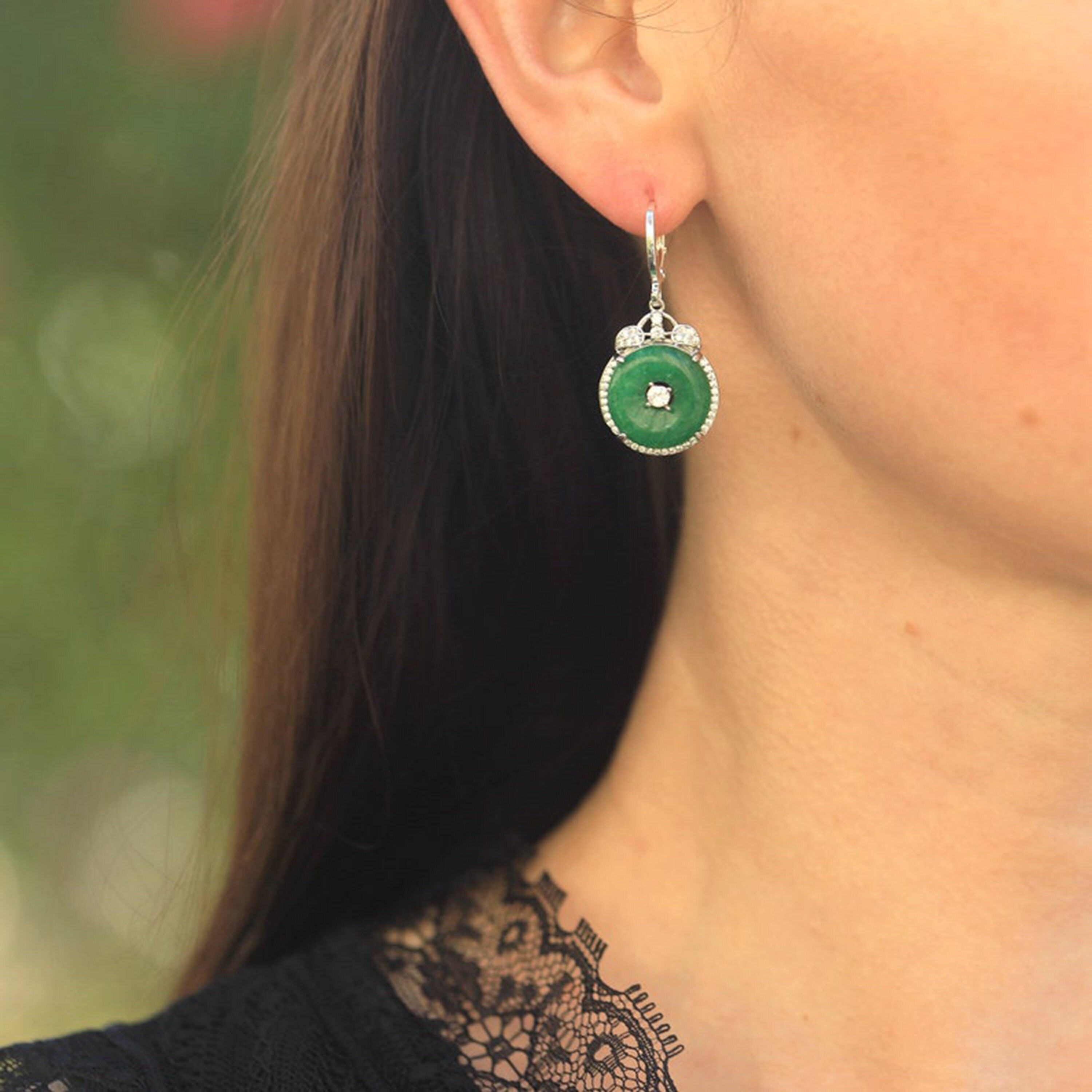 Boucles D'oreilles Art Déco Argentées – Motif Lys Et Strass Verts, Style 1920s