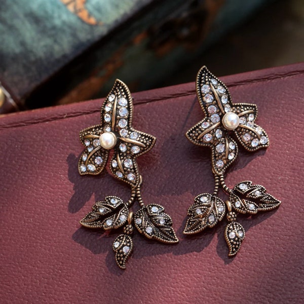 Boucles d'oreilles Art Déco Clous Doré Chandelier Feuille Edwardian Great Gatsby Pavé Strass Jaune Mini Perle Vintage Style Mariage