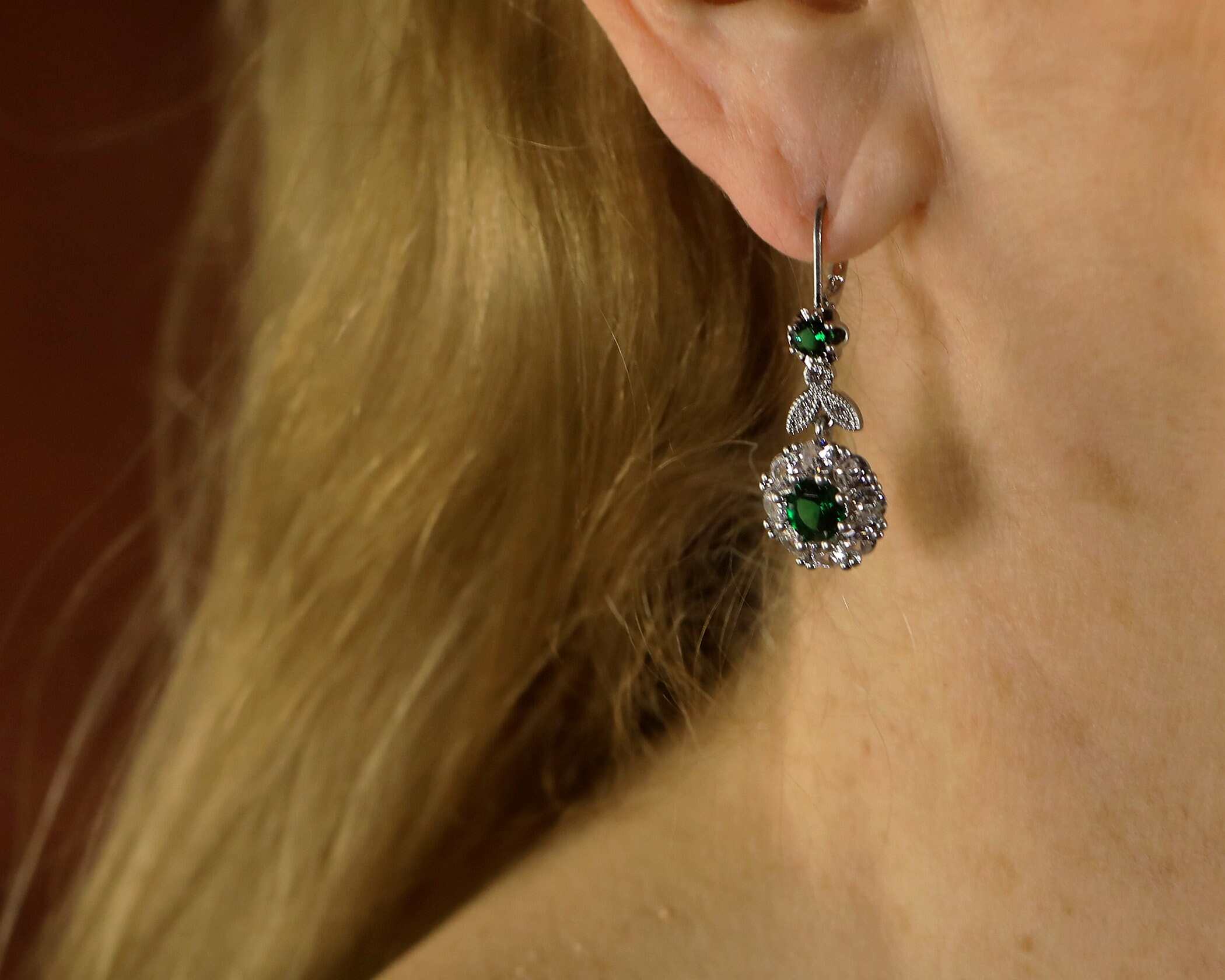 Boucles D'oreilles Dormeuses Floral Avec CZ Vert - Laiton Argenté Antique - Style Belle Epoque
