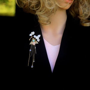 Broche Art Nouveau Dorée - Branche De Fleur Avec Nacre Et Perle Blanche - Style Serpent