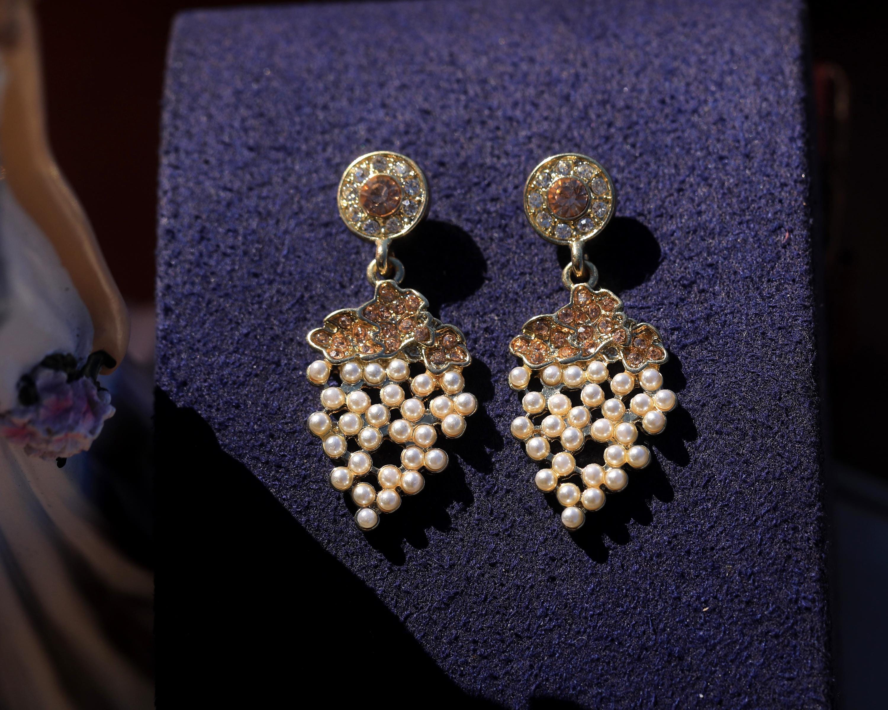 Boucles D'oreilles Clip Doré Antique - Fausses Perles Blanches - Neuf Sans Emballage
